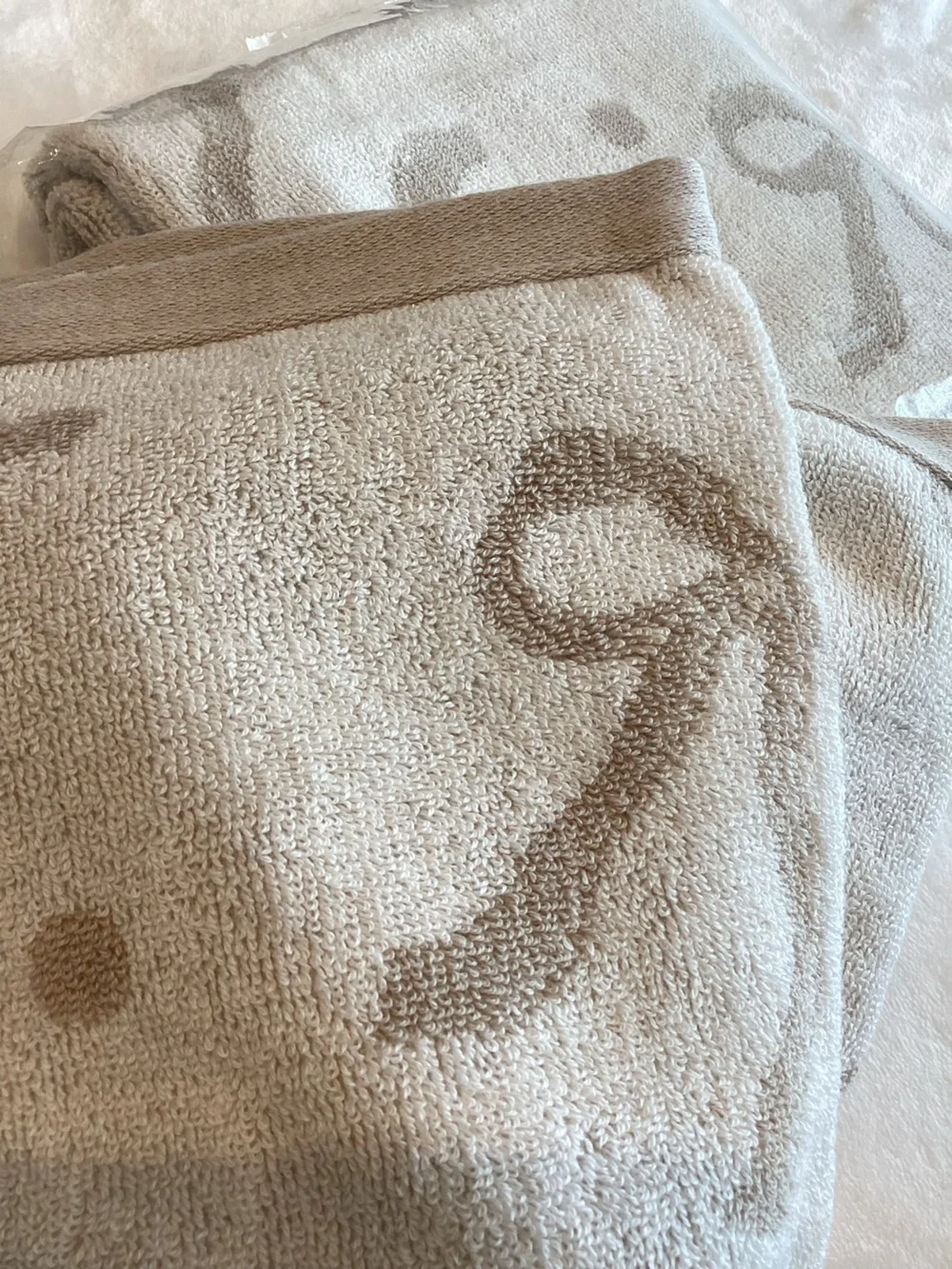 🎀Anthropologie Hand Towel Bath Neutral Icon Bow Pattern Portugal